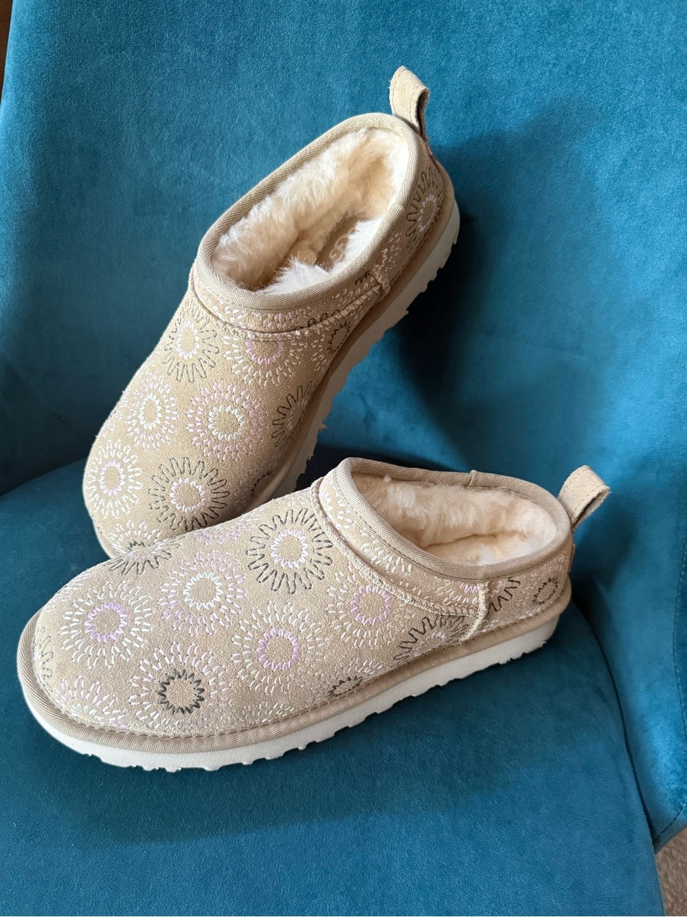 Ugg Classic Micro Sun Stitch Boot size 8